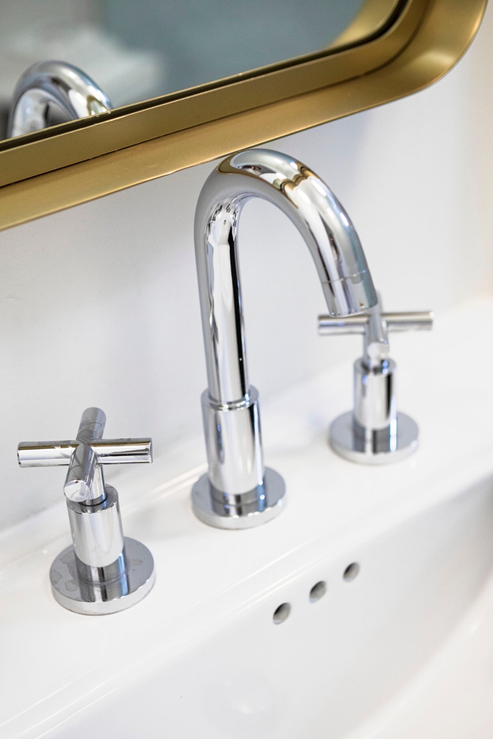 Baño de diseño limpio y luminoso